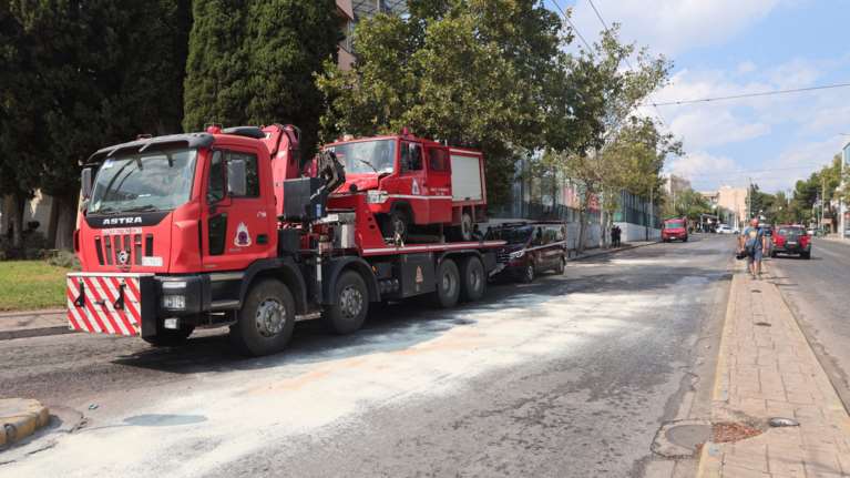 Ανατράπηκε πυροσβεστικό όχημα στη Ν. Χαλκηδόνα - Ένας πυροσβέστης τραυματίστηκε
