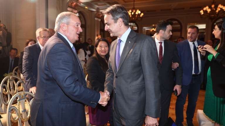 Ο Καραμανλής και οι πληγές της διαγραφής Σαμαρά - Με υποσχέσεις για μειώσεις φόρων απαντά ο Μητσοτάκης