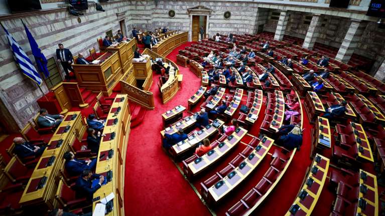 Βουλή: Ψηφίσθηκε από ΝΔ και ΠΑΣΟΚ η κύρωση της συμφωνίας συγχώνευσης της Attica Bank με την Παγκρήτια Τράπεζα