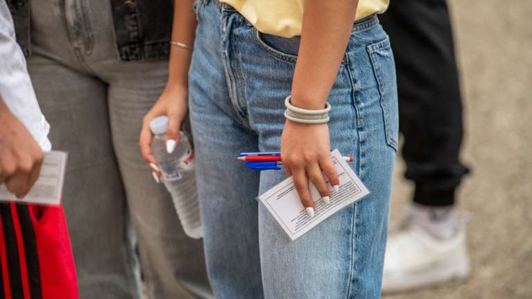 Πανελλήνιες 2025: Με κινητά τηλέφωνα μπήκαν να δώσουν εξετάσεις δύο υποψήφιοι στο Ηράκλειο – Μηδενίστηκε το γραπτό τους