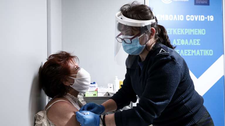 Υπέρ του υποχρεωτικού εμβολιασμού οι ειδικοί - &quot;Μόνο έτσι θα μπει τέλος στην πανδημία&quot;