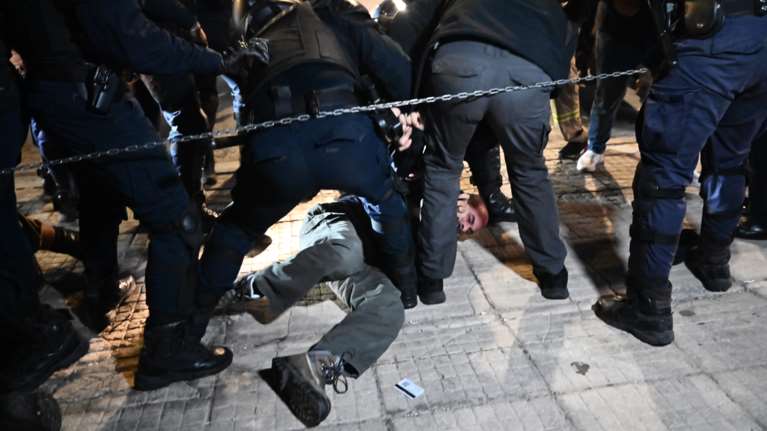 Η στιγμή που τα ΜΑΤ δέρνουν δημοσιογράφο που κάλυπτε τη συγκέντρωση των εποχικών πυροσβεστών [εικόνες - βίντεο]