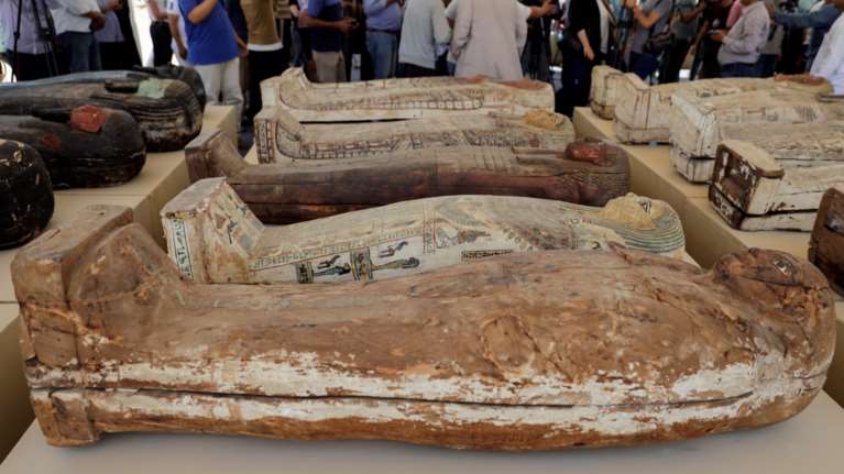 Εκπληκτικό: Οι αρχαιολόγοι ανακάλυψαν εκατοντάδες σαρκοφάγους και αγάλματα θεών στην Αίγυπτο