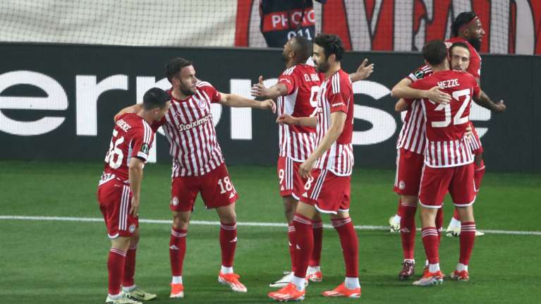 Βαλένθια: Πρώην παίκτης του Ολυμπιακού με φτυάρια και είδη πρώτης ανάγκης βοηθά τους πληγέντες από τις πλημμύρες