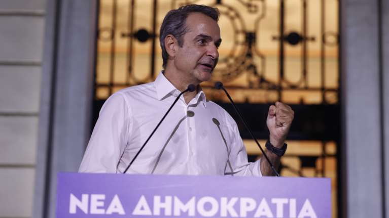 Μητσοτάκης από Ρηγίλλης: Σε μια ευρύχωρη παράταξη δεν θα συμφωνούν όλοι σε όλα - Εικόνες από το street party