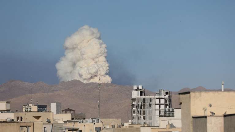 Για ακόμη καταστροφικότερη απάντηση στις ισραηλινές επιθέσεις προειδοποιεί το Ιράν - Νέες εκρήξεις στην Τεχεράνη