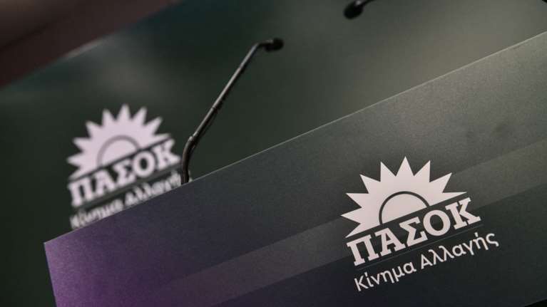 Το ΠΑΣΟΚ τα βάζει με τον Αλέξη Τσίπρα: &quot;Μέγας Ευεργέτης&quot; του Κυριάκου Μητσοτάκη...