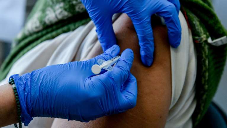 Άνοιξε η πλατφόρμα για το εμβόλιο κατά του κορονοϊού - Σε έξαρση τα κρούσματα, πότε εμβολιάζονται τα παιδιά