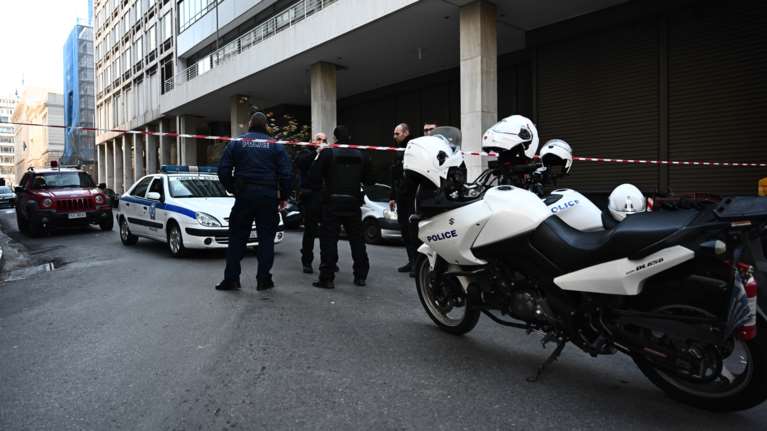 Βόμβα εξω από υπ. Εργασίας: Επέστρεψε η τρομοκρατία στην Αθήνα; - Προβληματισμός για τη &quot;νέα γενιά&quot; και το ισχυρό χτύπημα