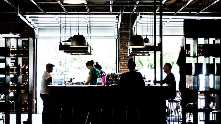 Ντουμπάι: Εστιατόρια κάνουν έκπτωση σε όσους πελάτες έχουν εμβολιαστεί για τον κορονοϊό