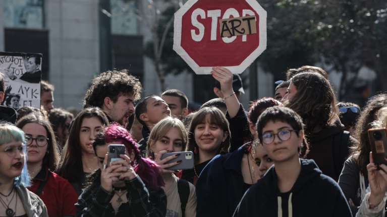 Συναυλία Μουσικών και Καλλιτεχνικών Σχολείων έξω από το Εθνικό Θέατρο - Εκλεισε η Αγίου Κωνσταντίνου [εικόνες]