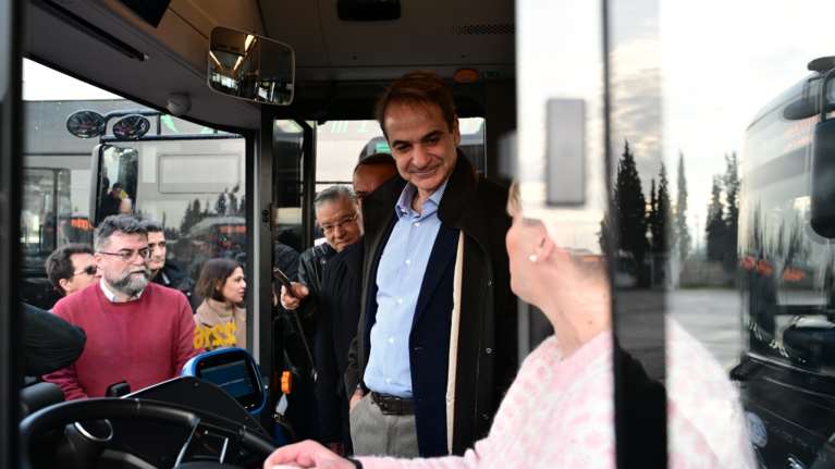 Μητσοτάκης στο αμαξοστάσιο της ΟΣΥ: Σκοπός μας να έχουμε 900 καινούργια λεωφορεία έως τα μέσα του 2025