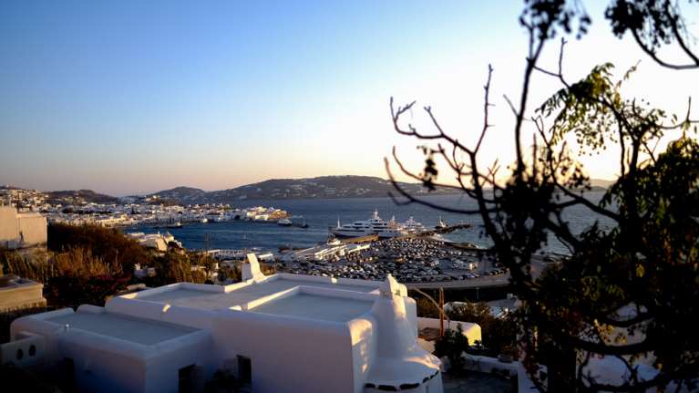 Μύκονος: Εξάρθρωση σπείρας που προωθούσε γυναίκες στην πορνεία μέσω &quot;γραφείου&quot;