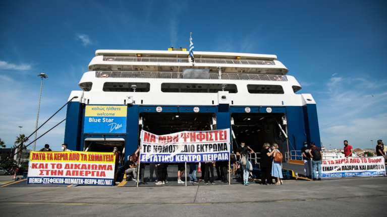 Απεργία στο λιμάνι: Οι εταιρείες μας έλεγαν ότι θα φύγουν τα πλοία, καταγγέλλει επιβάτης [βίντεο]