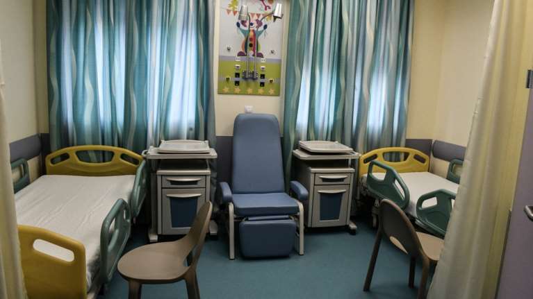 Ραγδαία αύξηση γρίπης και ιώσεων στα παιδιά τις γιορτές - Εκρηξη νοσηλειών, τι πρέπει να προσέξουν οι γονείς