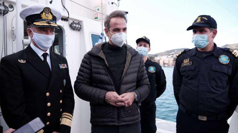 Συμβολική επίσκεψη Μητσοτάκη σε σκάφη του ΠΝ και του Λιμενικού στη Λέσβο: Σας ευχαριστώ, το 2020 φυλάξαμε τα σύνορά μας