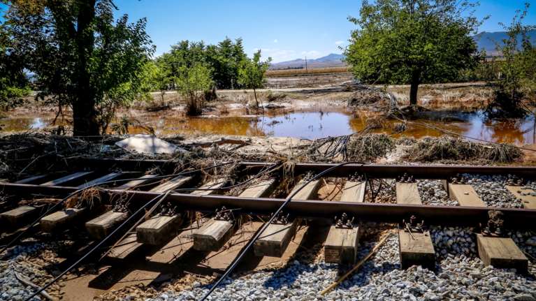Ελληνικός Σιδηρόδρομος: Ένα χρόνο μετά τον Daniel, τα έργα αποκατάστασης στην Θεσσαλία βυθίζονται στη λάσπη