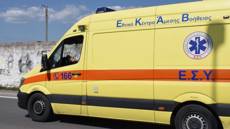 Θεσσαλονίκη: 25χρονος έπεσε από τον τρίτο όροφο πολυκατοικίας - Μεταφέρθηκε σοβαρά τραυματισμένος στο ΑΧΕΠΑ