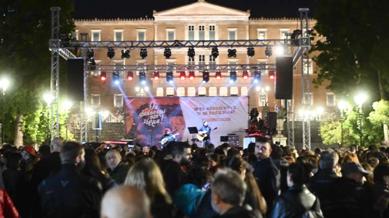 Πλήθος κόσμου στη μεγάλη συναυλία στο Σύνταγμα για τα Τέμπη - Κλειστοί σταθμοί του Μετρό [εικόνες]