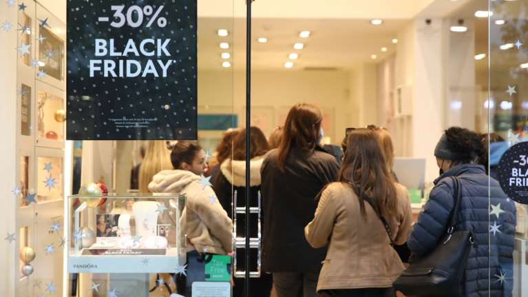 Σε ρυθμούς &quot;Black Friday&quot; η αγορά - Ουρές κόσμου στα καταστήματα στην Ερμού [εικόνες]