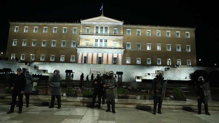 Άγνωστος Στρατιώτης: Εφαρμόζεται στην πράξη η τροπολογία - ΜΑΤ μπροστά από το μνημείο [εικόνες - βίντεο]