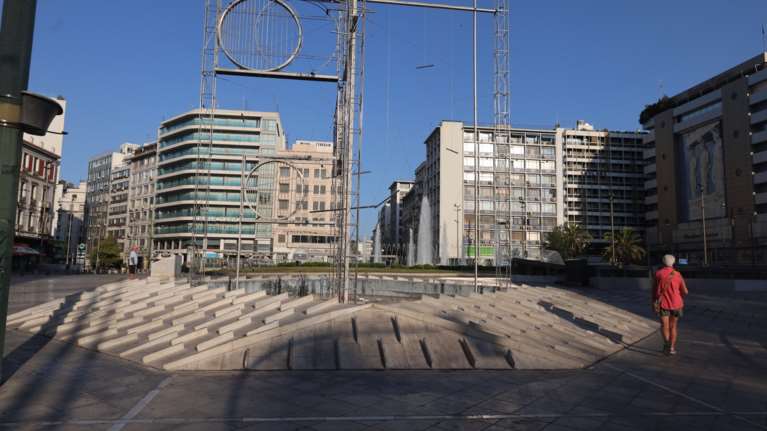 Καταδρομική επίθεση σε ξενοδοχείο ισραηλινών συμφερόντων στην Ομόνοια - Έριξαν μπογιές και έγραψαν συνθήματα