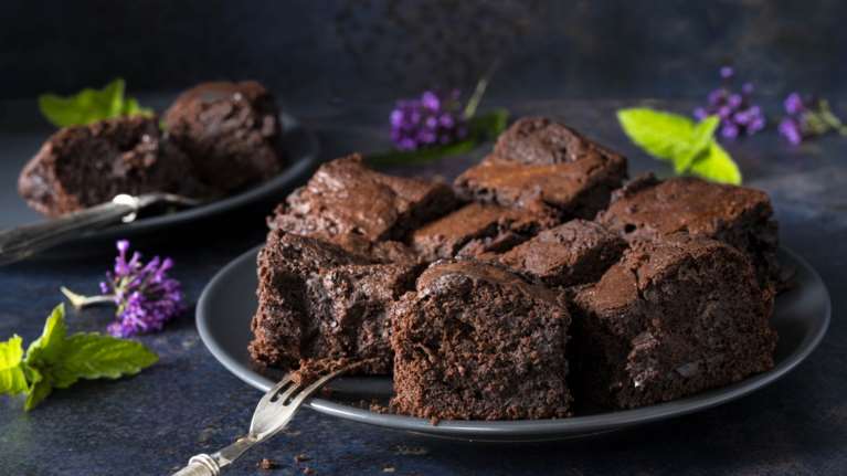 Εύκολη σοκολατόπιτα με 4 υλικά - Ζουμερή και υγρή σαν σουφλέ σοκολάτας