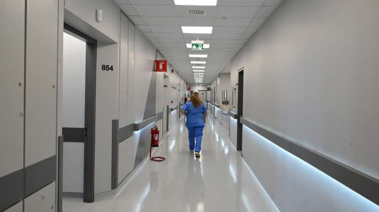 Αντιδράσεις για φωτογραφική διάταξη νόμου υπέρ της &quot;γαλάζιας&quot; Ματίνας Παγώνη - Το καρφί του Ανδρέα Πετρουλάκη