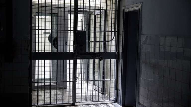 Θεσσαλονίκη: Στη φυλακή 28χρονος που χτύπησε την έγκυο αδερφή του και τον σύντροφό της