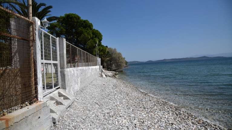 Κερκόπορτες ιδιωτικοποίησης παραλιών στο νομοσχέδιο του ΥΠΟΙΚ για τον αιγιαλό - Καταργείται η ελάχιστη παραλία των 30 μέτρων