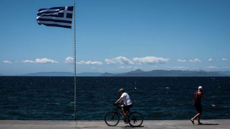 Αλλάζει ο καιρός: Πτώση της θερμοκρασίας, άνεμοι και τοπικές βροχές
