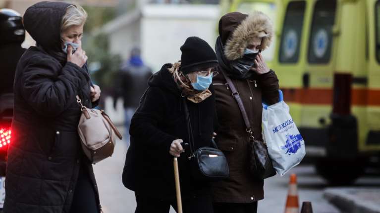 Κορονοϊός: Ποιες είναι οι ευπαθείς ομάδες και πώς θα προστατευθούν [Βίντεο]