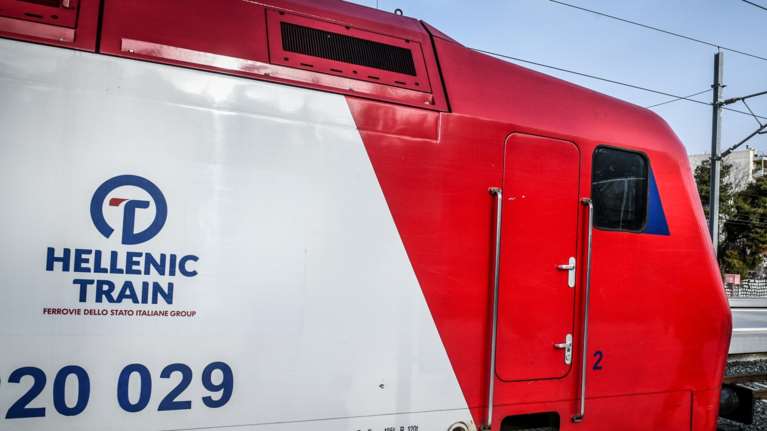 Τρόμος στον σταθμό της Χαλκίδας για τρεις ανήλικους - Άντρας τούς έβγαλε μαχαίρι, σώθηκαν γιατί έφθασε το τρένο