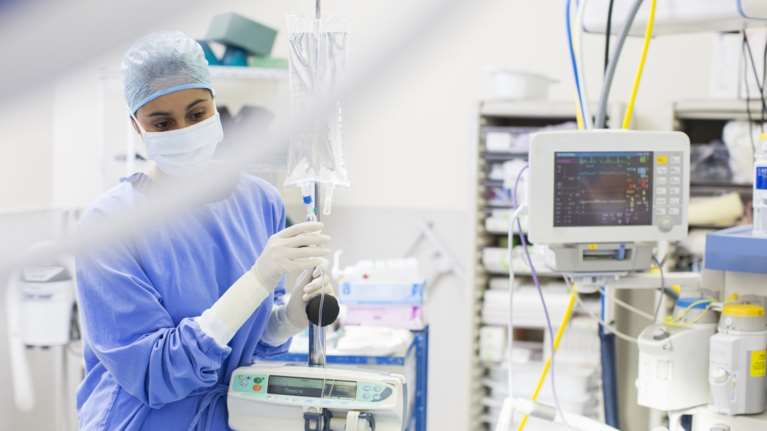 Πόσο επικίνδυνη είναι η ιογενής μηνιγγοεγκεφαλίτιδα - Τα συμπτώματα που χτυπούν καμπανάκι - Σε κρίσιμη κατάσταση ο 18χρονος