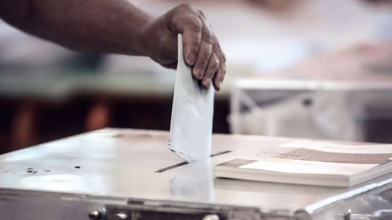 Δημοσκόπηση Alco: Στο 33,9% το ταβάνι της ΝΔ - Ο φόβος για ρεκόρ αποχής στις ευρωεκλογές και τα διλήμματα των αναποφάσιστων