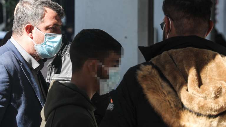 Πέραμα: &quot;Μύλος&quot; με τον 14χρονο Ρομά - Οι αστυνομικοί δεν τον αναγνωρίζουν ως εμπλεκόμενο [Βίντεο]