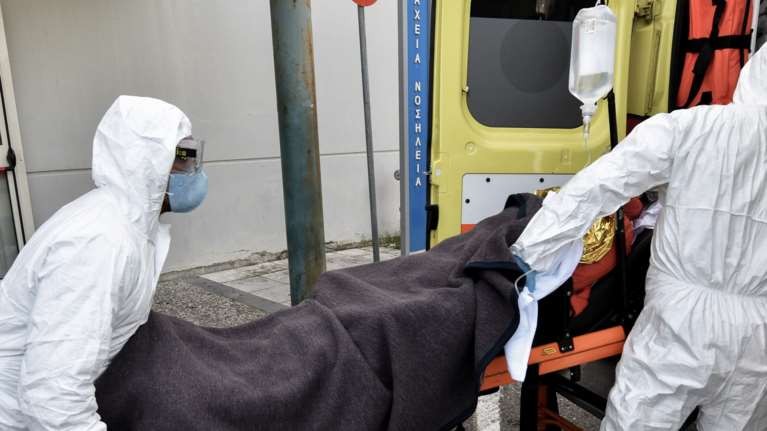 Κοροναϊός: Η 40χρονη &quot;αδειάζει&quot; το &quot;Σωτηρία&quot; - Πήρα αριθμό προτεραιότητας το 166 [Βίντεο]