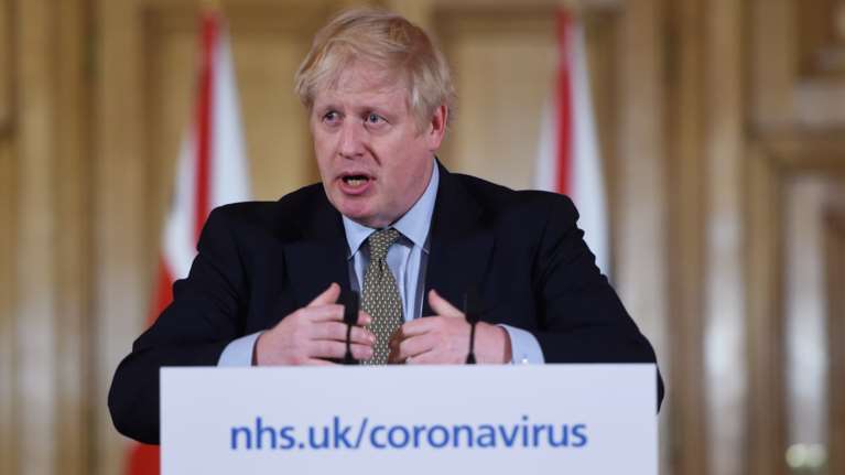 Ο Μπόρις Τζόνσον τουιτάρει μέσα από το νοσοκομείο- Εχω συμπτώματα αλλά συνεχίζω να δουλεύω