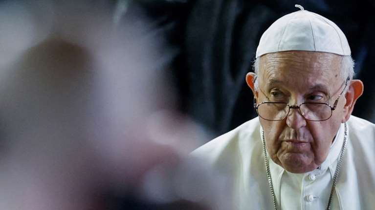 Ο "Πάπας των φτωχών": Το παιδί μεταναστών που έβγαζε selfies, δεν ήθελε πλούτη και έγινε ιερέας επειδή ερωτεύτηκε