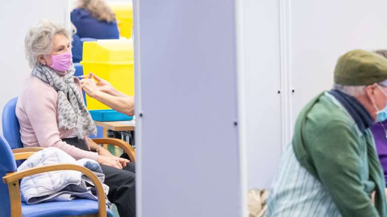 Εμβόλιο AstraZeneca: &quot;Ναι&quot; της Εθνικής Επιτροπής για εμβολιασμό και στις ηλικίες άνω των 65