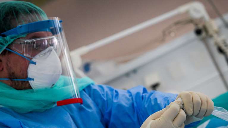 Κορονοϊός: Νέο σοκ με 95 θανάτους και 578 διασωληνωμένους - 1.677 νέα κρούσματα