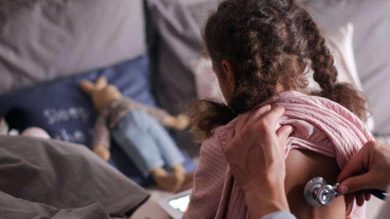 Ανησυχία για τη ξαφνική οξεία ηπατίτιδα στα παιδιά: Συνδέεται με τον long covid; - Κρούσματα σε 5 χώρες