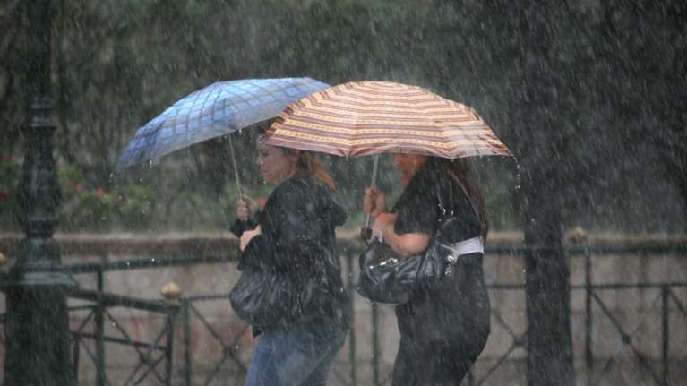 Η κακοκαιρία "σφυροκοπά" την Αττική - Διακοπές στην ηλεκτροδότηση λόγω της ισχυρής καταιγίδας