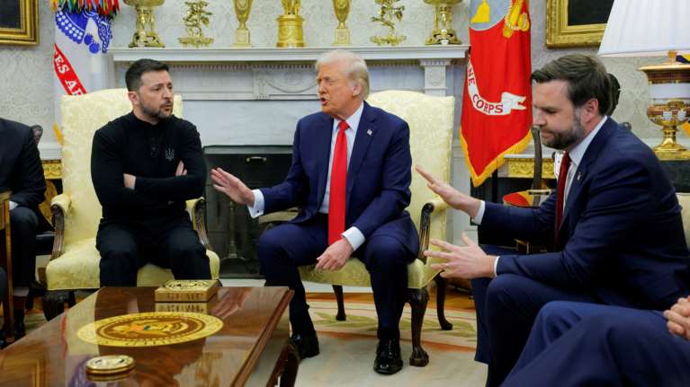 Λευκός Οίκος- Ρεσιτάλ προσβολών στον Ζελένσκι: &quot;Γιατί δεν φοράς κοστούμι; Έχεις;&quot; ρώτησε δημοσιογράφος- Η &quot;πληρωμένη&quot; απάντηση