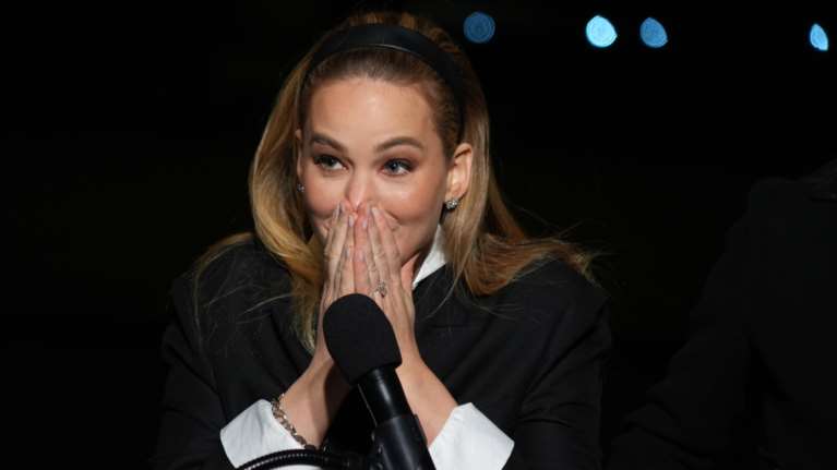 Τζένιφερ Λόρενς: Η στιλάτη εμφάνιση με Dior στην παγωμένη Νέα Υόρκη και το ατύχημα που την ξάφνιασε