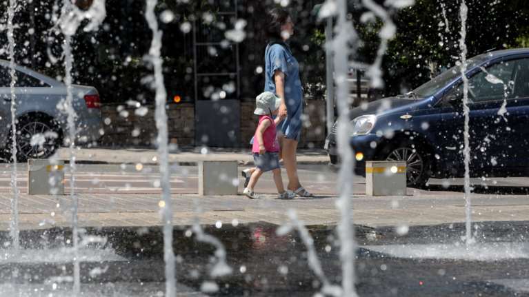 Καιρός: Παραμένουν οι υψηλές θερμοκρασίες, ενισχύονται τα μποφόρ στα πελάγη - Πού θα βρέξει