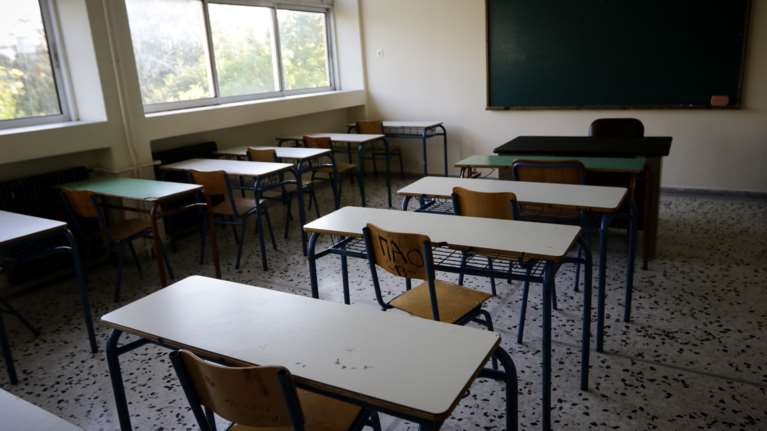 Καθηγητής στο Ρέθυμνο έπαθε ηλεκτροπληξία εν ώρα μαθήματος- &quot;Τινάχθηκε τρία μέτρα πίσω και προσγειώθηκε πάνω σε θρανίο&quot;