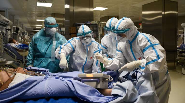 Κορονοϊός: Νέοι άνθρωποι  δίνουν μάχη για τη ζωή τους - Πέφτει ο μέσος όρος ηλικίας στις ΜΕΘ