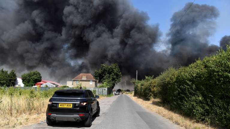 Βρετανία: Μεγάλη φωτιά ανατολικά του Λονδίνου με τον υδράργυρο πάνω από τους 40 βαθμούς - Εικόνες πύρινης κόλασης