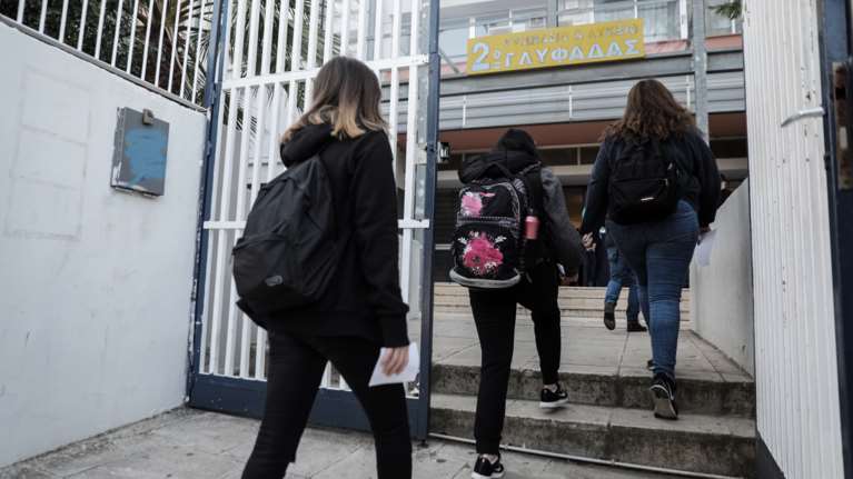 &quot;Ποδαρικό&quot; με κοκτέιλ αναπνευστικών ιώσεων και κορονοϊού το 2024: Ουρές στα επείγοντα, πώς θα γίνει η επιστροφή στα θρανία